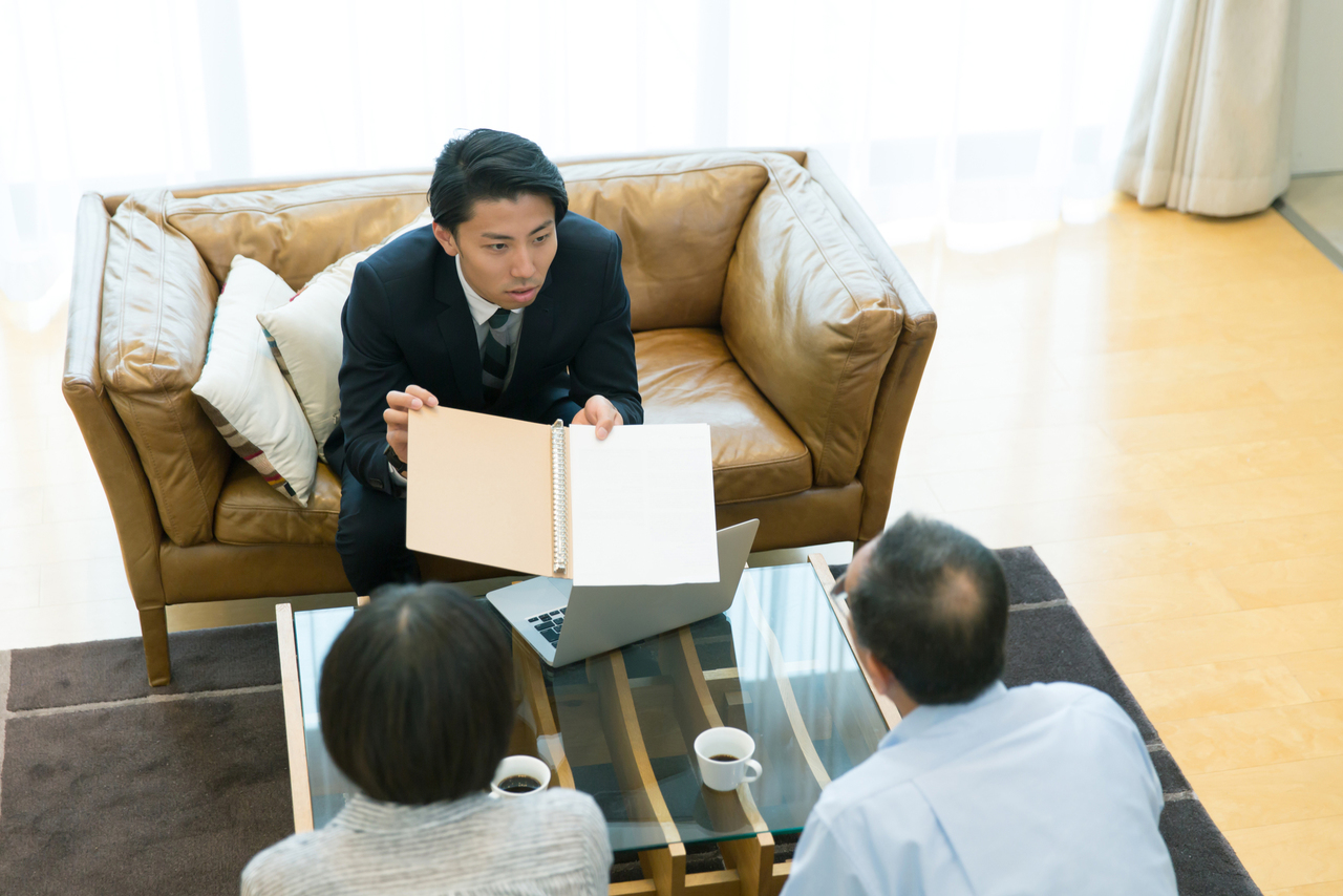 シニア夫婦に説明